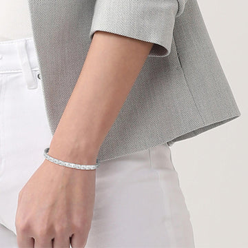 Γυναικείο βραχιόλι Lacoste 2040466 χειροπέδα ατσάλινο σε ασημί χρώμα από ανοξείδωτο ατσάλι, φορεμένο.
